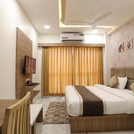 Hotel Lotus Anand Ngoại thất bức ảnh