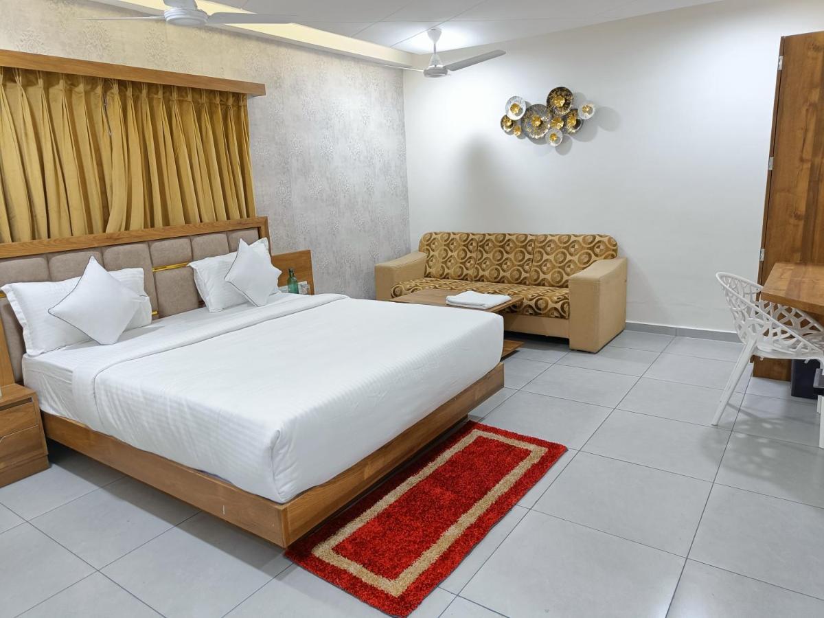 Hotel Lotus Anand Ngoại thất bức ảnh