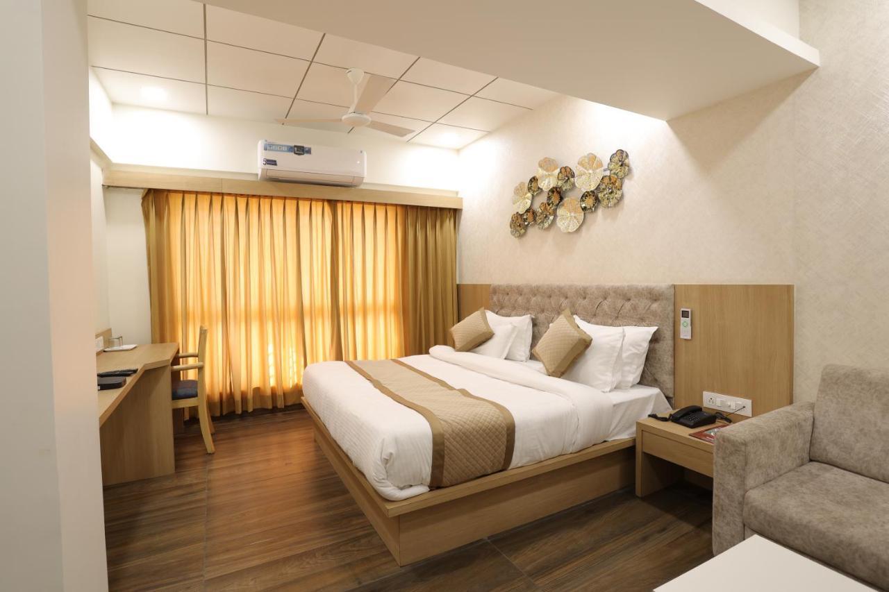 Hotel Lotus Anand Ngoại thất bức ảnh