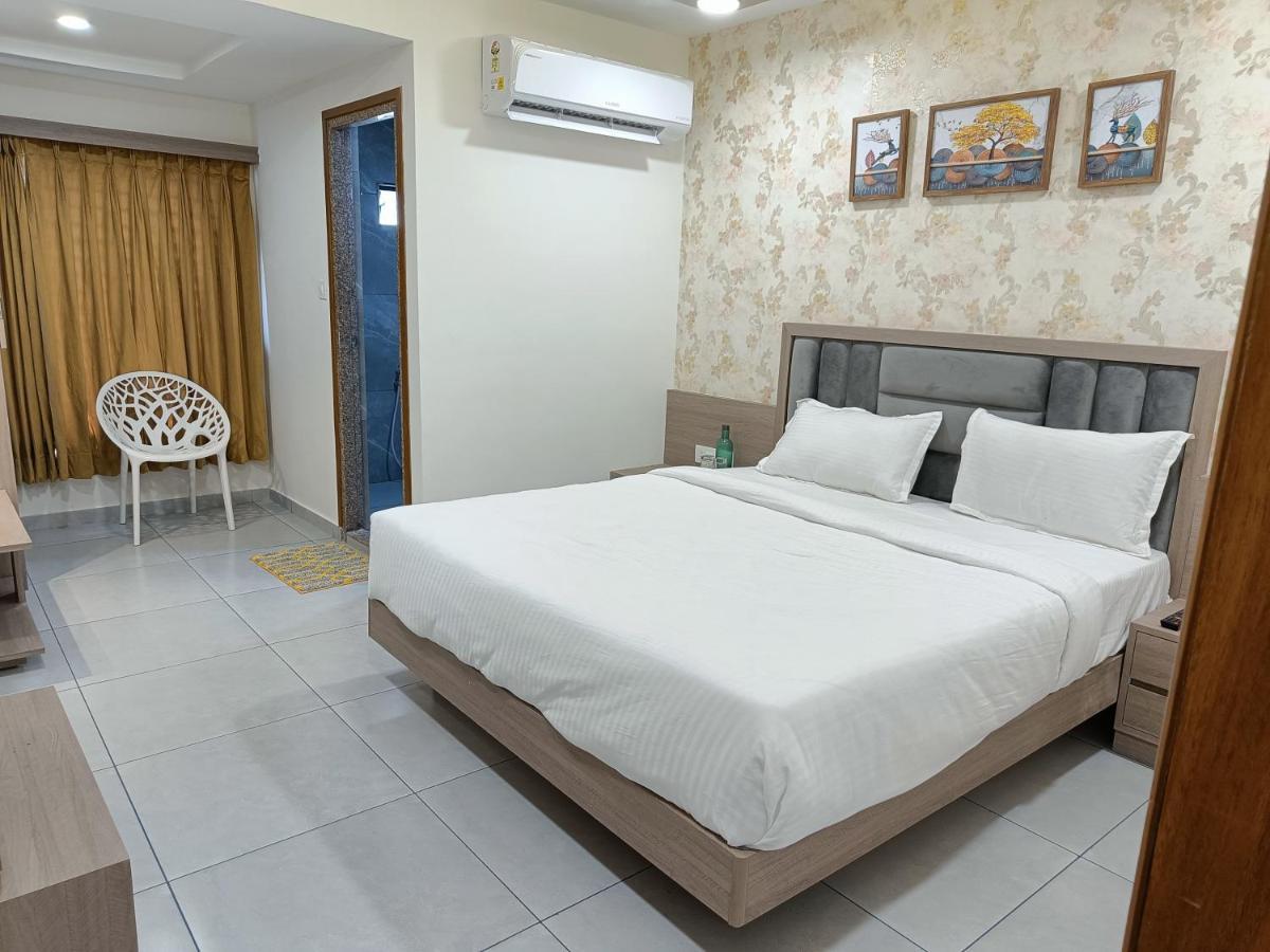 Hotel Lotus Anand Ngoại thất bức ảnh