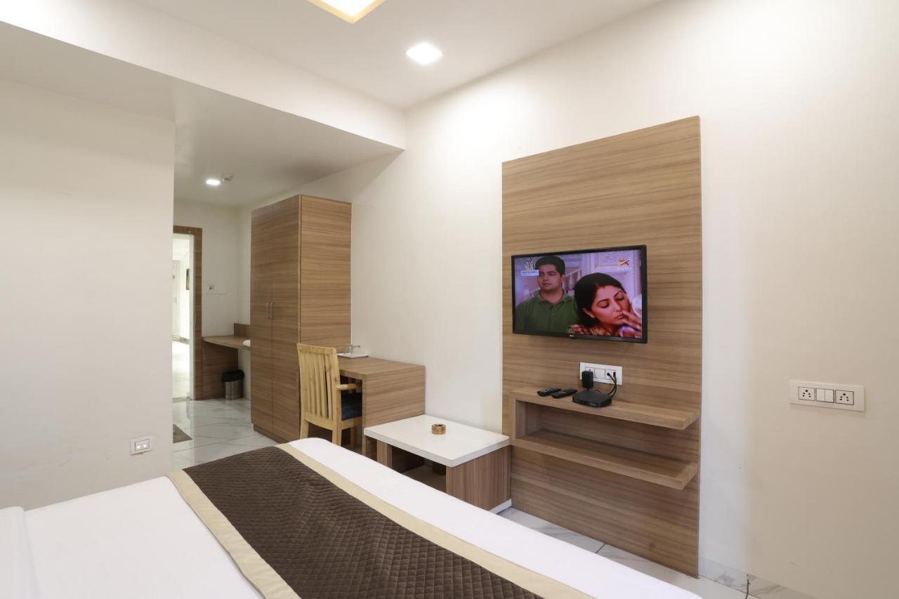 Hotel Lotus Anand Ngoại thất bức ảnh