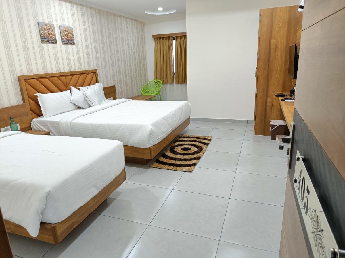 Hotel Lotus Anand Ngoại thất bức ảnh