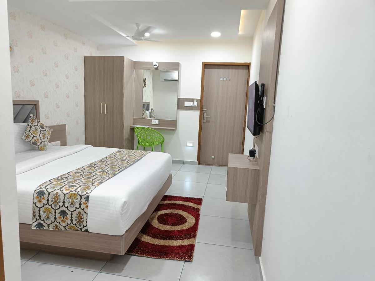Hotel Lotus Anand Ngoại thất bức ảnh